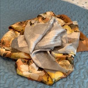 Absolute beautiful Vintage Gucci 2 tone silk wrap